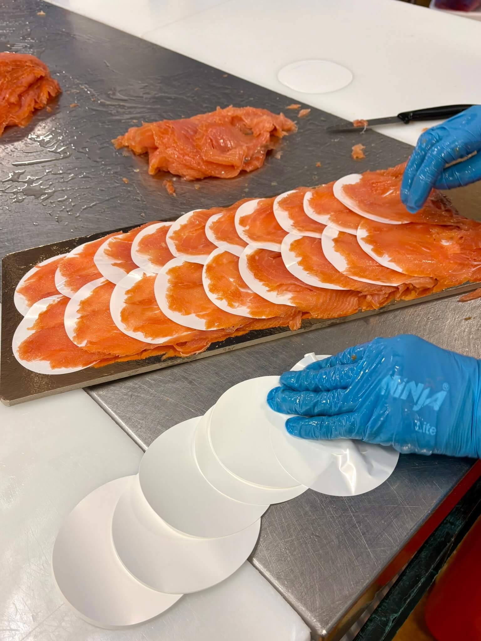 Tranches de saumon fumé calibrées avec intercalaires blancs, Simon Dutriaux